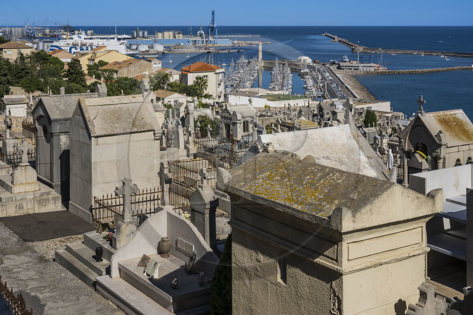 France, Hérault (34), Sète, Cimetière Saint-Charles dit cimetière Marin et le port en arrière-plan