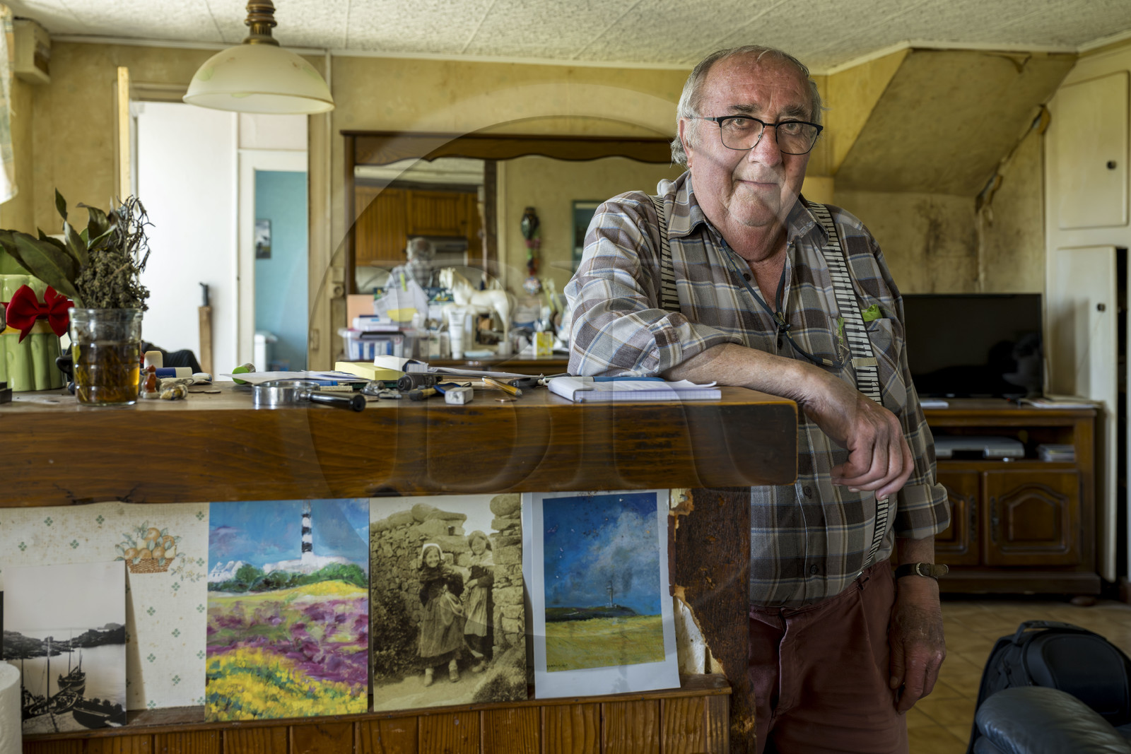 France, Finistère (29), Mer d'Iroise, Ile d'Ouessant, Eugene Malgorn, ancien marin de commerce ouessantin, dans sa maison
