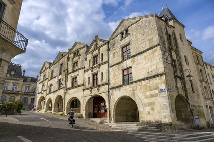 France, Vendée (85), Fontenay-le-Comte, place Belliard, maisons à arcades du XVIe siècle