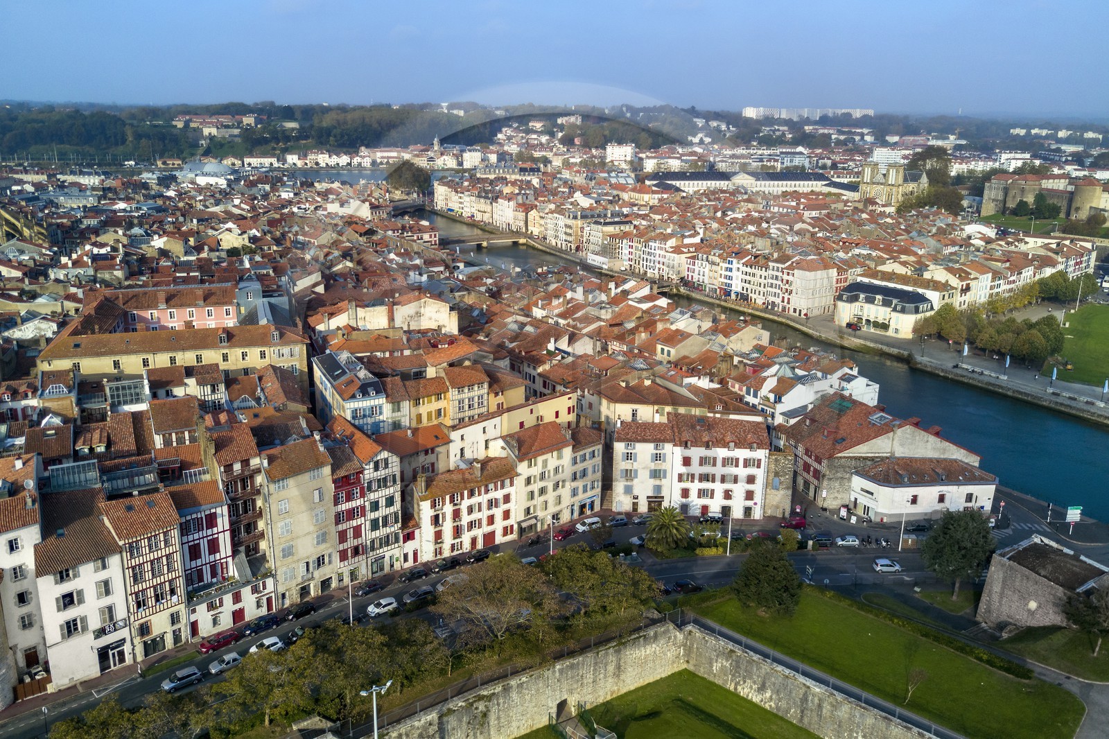 France, Pyrénées-Atlantiques (64), Pays-Basque, Bayonne, la Nive et l'Adour en arrière plan (vue aérienne)