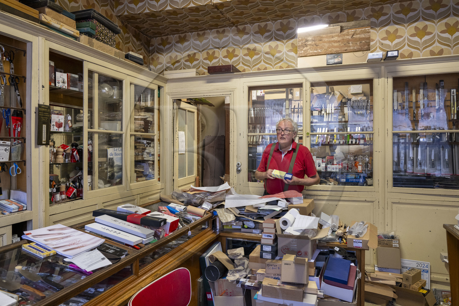 France, Côte-d'Or (21), Dijon, zone classée Patrimoine Mondial de l'UNESCO, place Bossuet, la Coutellerie de Langres, une boutique quincaillerie et plus, hors du temps et établie dans la maison natale de l'écrivain français Bossuet,elle est tenue par l’érudit Michel Pernod