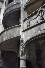 France, Puy-de-Dôme (63), Clermont-Ferrand, quartier de Montferrand, Hotel particulier Régin aussi appelée ancienne maison de l'Annonciation dans la rue de la Rodade, escalier et galeries du XVe siècle, Saint-Christophe portant le Christ