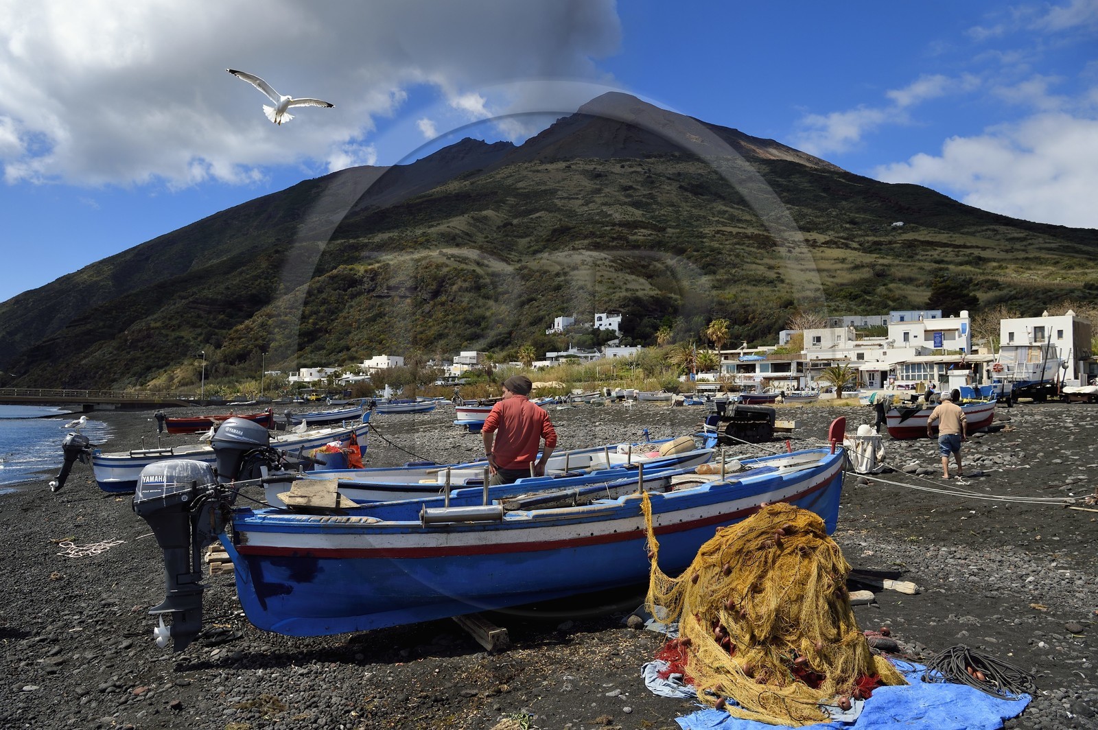 Italie, Sicile, iles Eoliennes, classées Patrimoine Mondial de l'UNESCO, ile de Stromboli, pecheurs sur la plage de Scari et le volcan du Stromboli en arrière plan
