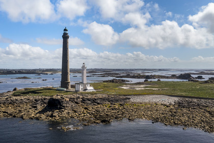 France, Finistère (29), Pays des Abers, Ile Vierge dans l'archipel de Lilia, le phare de l'Ile Vierge, le plus haut phare d'Europe avec 82,5 mètres, et l'ancien phare de 1845 (vue aérienne)