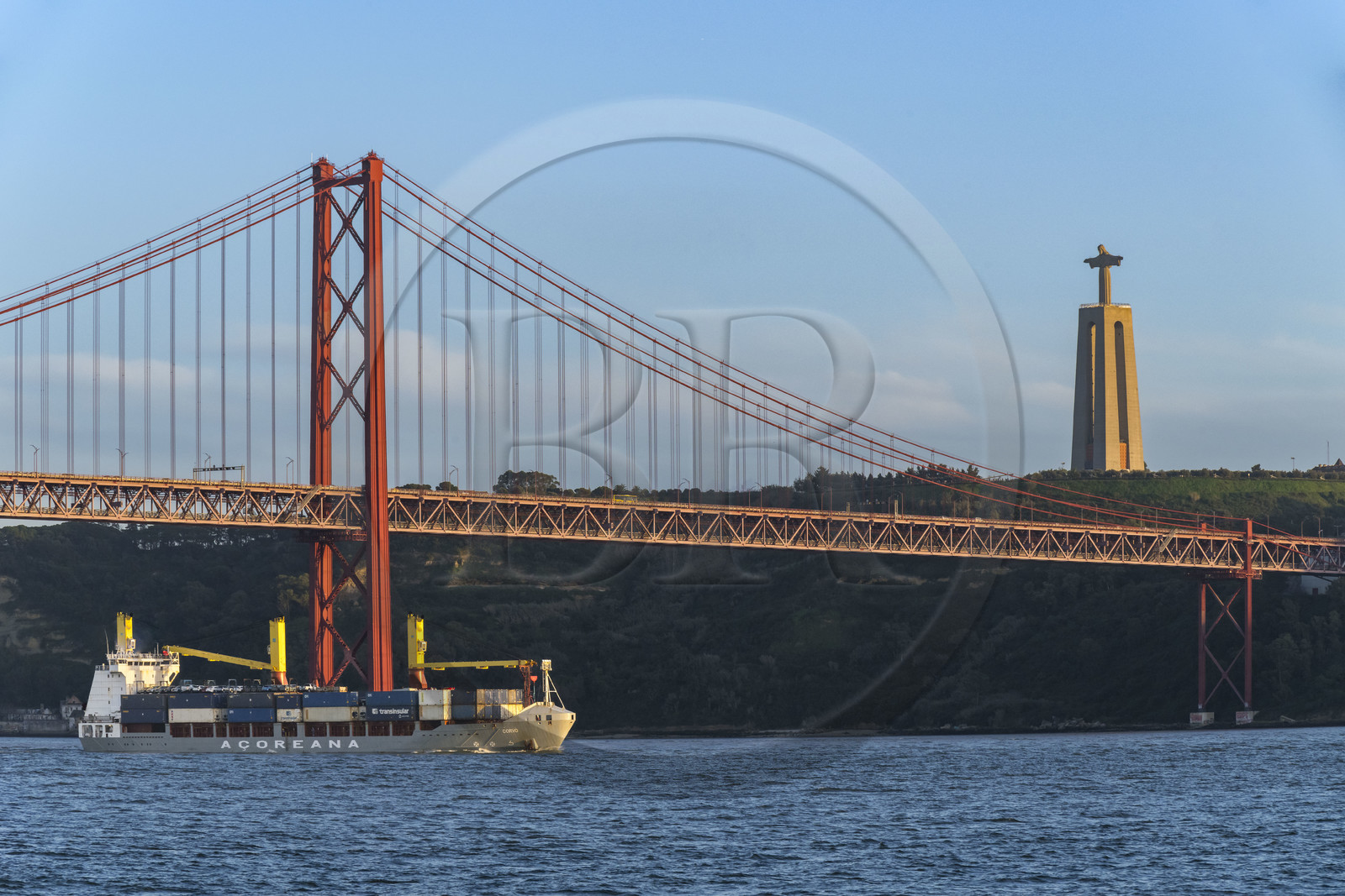 Portugal, Lisbonne, le pont du 25 de Abril sur le Tage et le  le Cristo Rei (Christ Roi)