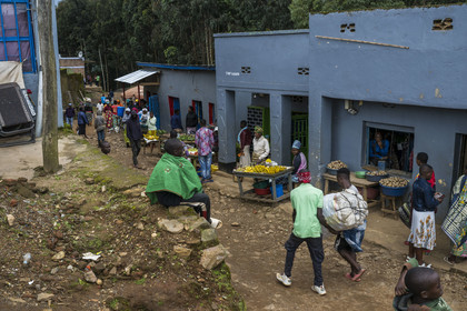 Rwanda, Province de l’Ouest, Gisakura, commerces et étals dans les rues du village