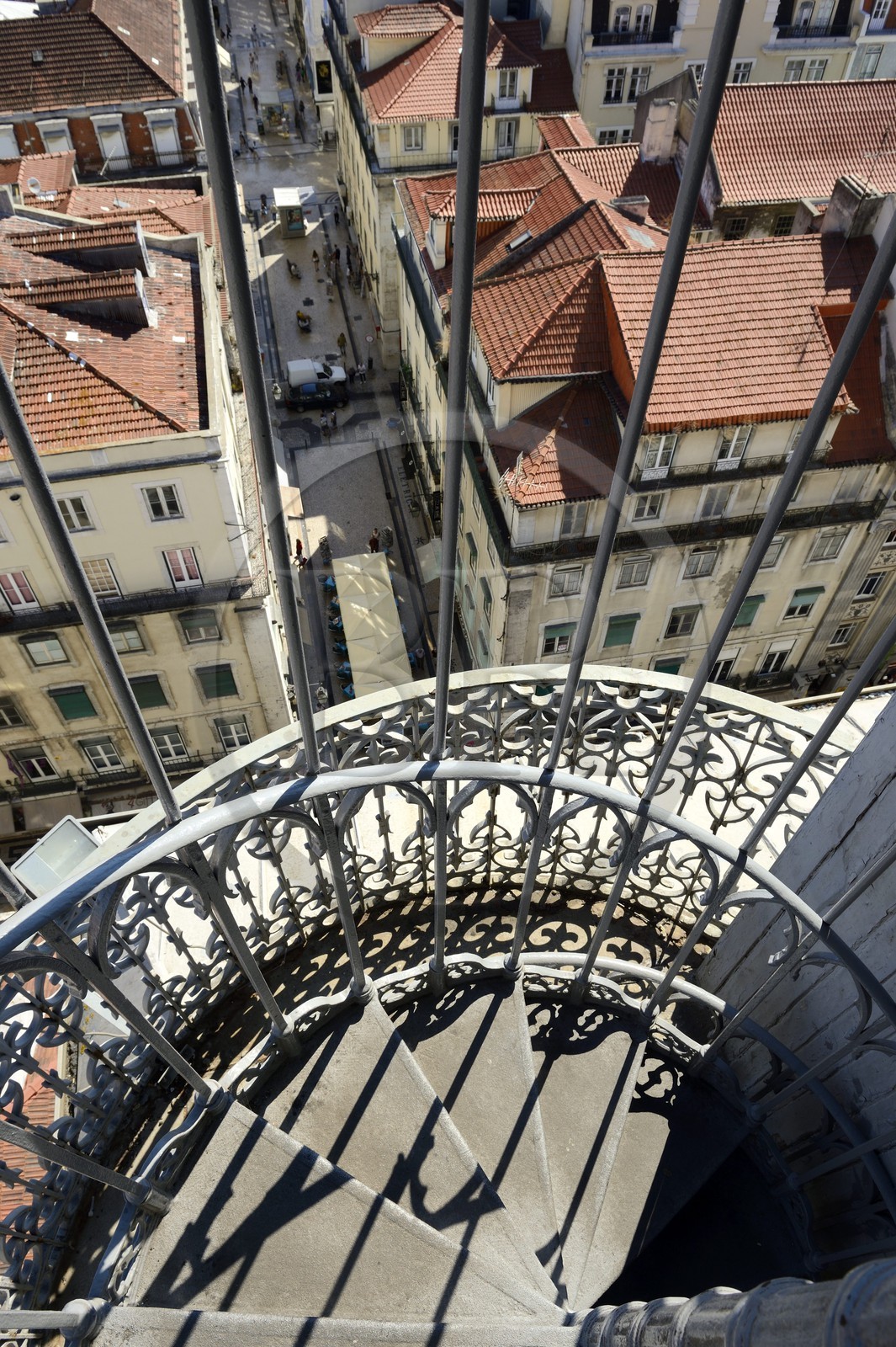 Portugal, Lisbonne, quartier de Baixa pombalin, elevador de Santa Justa, tour métallique avec ascensceur en style néogothique, construit en 1902 par Raoul Mesnier du Ponsard, étudiant de Gustave Eiffel, escalier de la terrasse