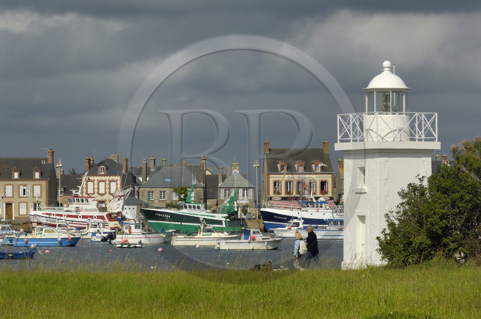France, Manche (50), Val de Saire, port de Barfleur à marée haute, labellisé Les Plus Beaux Villages de France