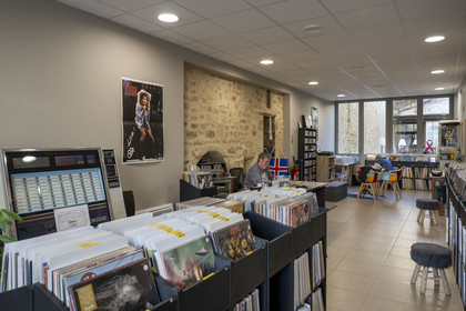 France, Vendée (85), Fontenay-le-Comte, la boutique Vinyles 85 rue des Orfèvres vend des disques vinyles neufs et d'occasions