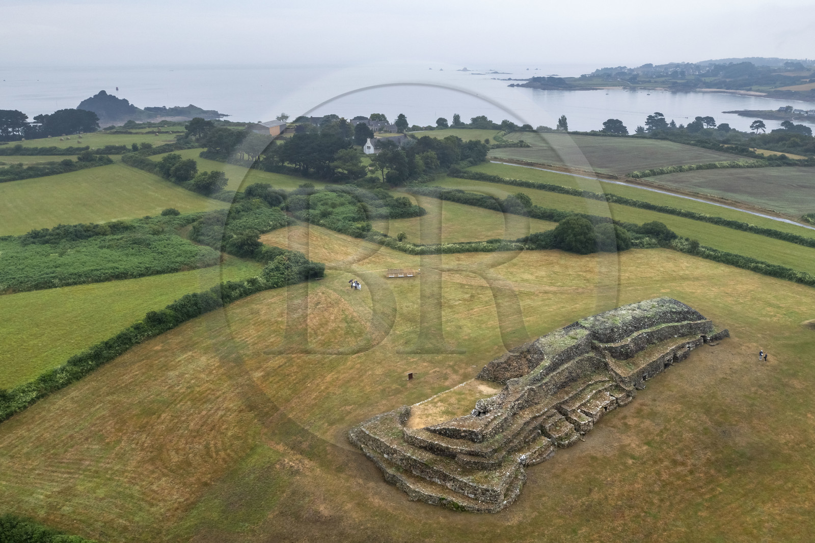 France, Finistère (29), Baie de Morlaix, Presqu'ïle de Kernehelen, site mégalithique du Cairn de Barnenez vieux de 6000 ans (vue aérienne)