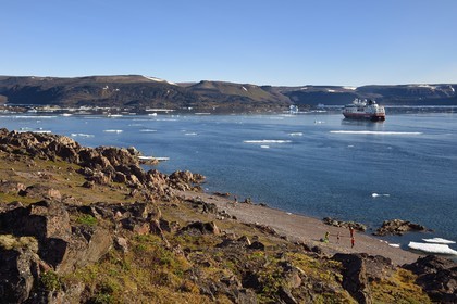 Groenland, cote Nord-Ouest, Smith sound au nord de la baie de Baffin, Inglefield Land, site de Etah dans le Foulke fjord, baignade polaire depuis la plage, le bateau de croisière MS Fram de la compagnie Hurtigruten en arrière plan