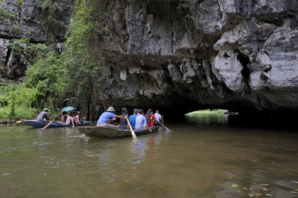 Vietnam, province de Ninh Binh, région surnommée la baie d'Halong terrestre, excursion en barque à Tam Coc entouré de paysages karstiques, passage d'une des trois grottes naturelles crées par la rivière