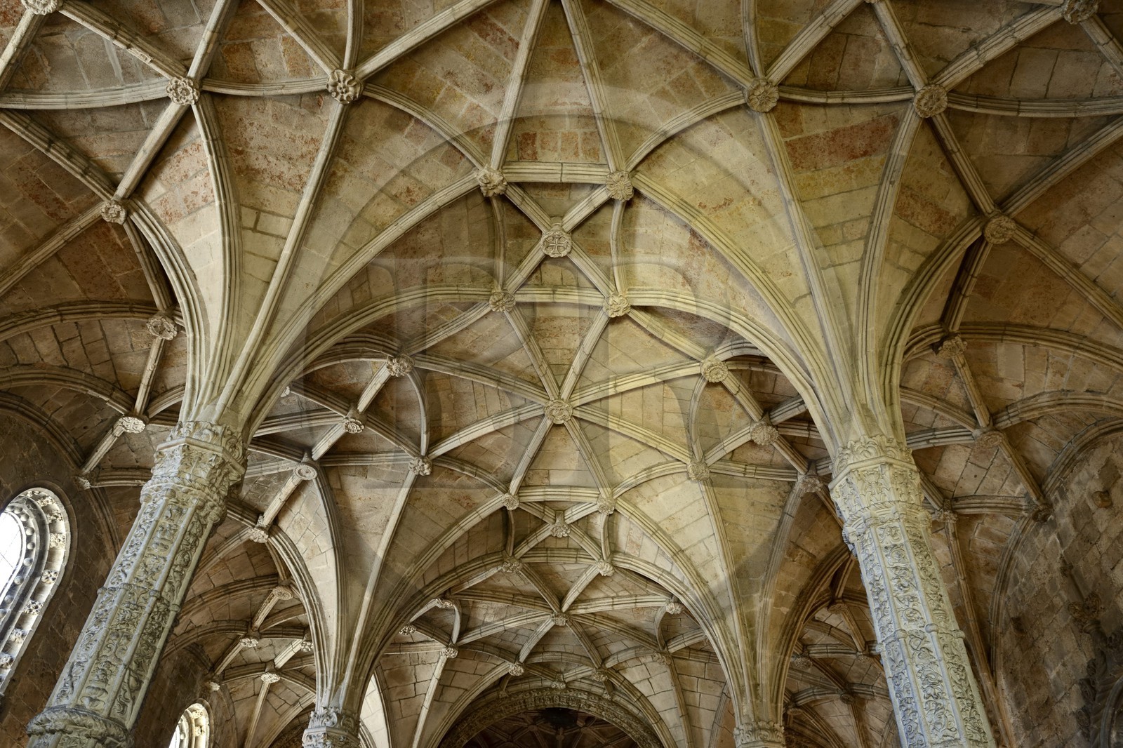 Portugal, Lisbonne, Bélem, Monastere des Hiéronymites (Mosteiro dos Jerónimos), classé Patrimoine Mondial de l'UNESCO, église Santa Maria, la décoration des piliers et de la voute sont de Joao de Castilho dans le pure style manuélin