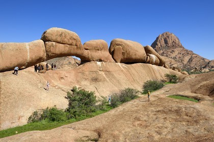 Namibia, Erongo region, Damaraland, Spitzkoppe or Spitzkop (1784 m), natural arch of the granite mountain in the Namib Desert