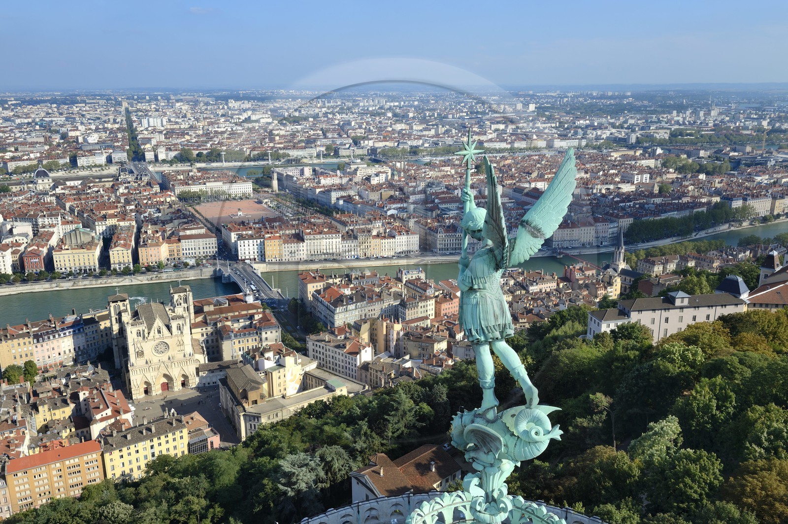 France, Rhône (69), Lyon, site historique classé Patrimoine Mondial de l'UNESCO, Vieux Lyon, la statue de Saint Michel Archange terrassant le dragon sculptée par Millefaut sur l'abside de la Basilique Notre Dame de Fourvière en premier plan, la cathédrale (primatiale) Saint Jean et le quartier de la Presqu'Ile en arrière plan