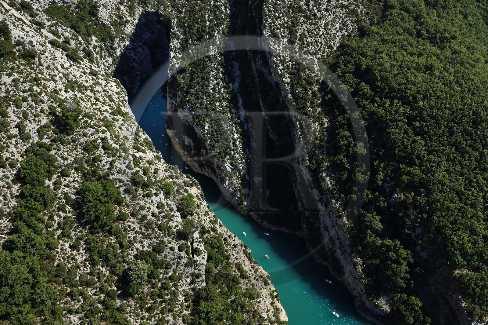 Var (83) rive gauche et Alpes-de-Haute-Provence (04) rive droite, Parc Naturel Régional du Verdon, les Gorges du Verdon débouchant sur le lac de Sainte Croix (vue aérienne)