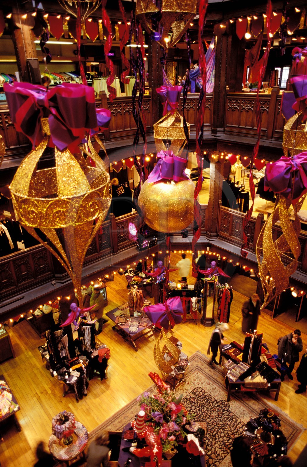 Royaume-Uni, Londres, shopping à Noël, intérieur du magasin Liberty sur Regent street