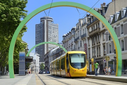 France, Haut-Rhin (68), Mulhouse, tramway passant sous des Arches de Daniel Buren dans l'avenue du President Kennedy, Tour de l'Europe de l'architecte François Spoerry en arriere plan