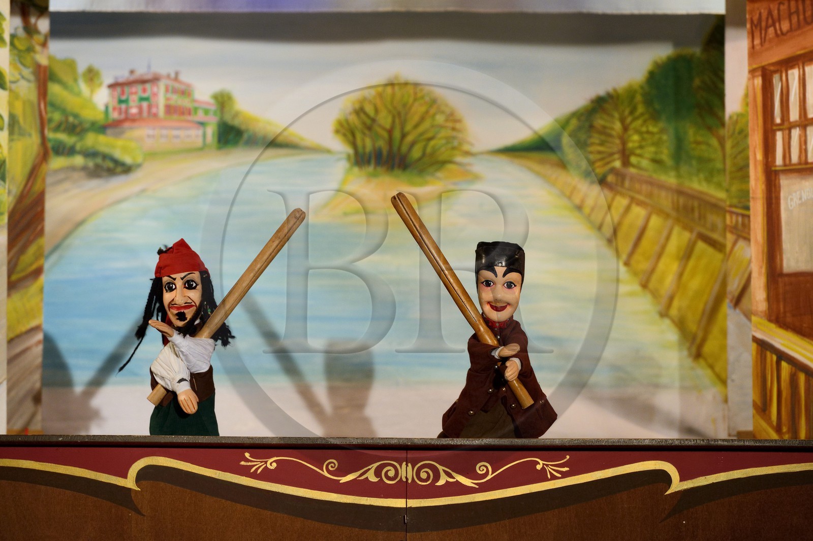 France, Rhône (69), Lyon, site historique classé Patrimoine Mondial de l'UNESCO, Vieux Lyon, quartier Saint-Georges, place de la Trinité, le Théatre la Maison de Guignol, Guignol dans un décor où apparait le restaurant de Paul Bocuse