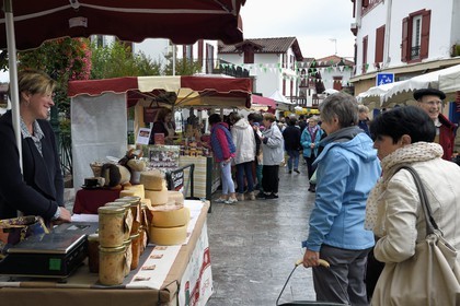 France, Pyrénées-Atlantiques (64), Pays-Basque, Cambo-les-Bains, jour de marché, vente de fromage