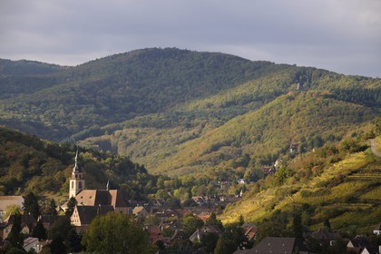 France, Bas-Rhin (67), Andlau au pied du massif des Vosges