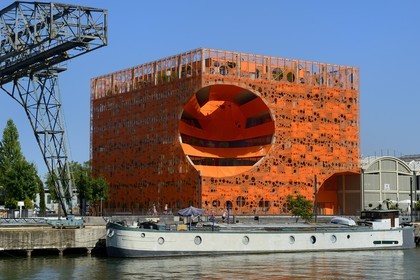 France, Rhône (69), Lyon, nouveau quartier de La Confluence au sud de la Presqu'île, Quai Rambaud, le Cube Orange imaginé par les architectes Dominique Jakob et Brendan MacFarlane