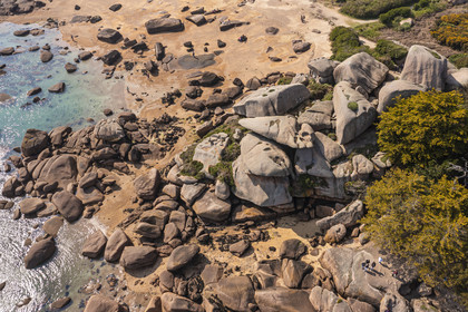 France, Côtes-d'Armor (22), Côte de Granit Rose, Trégastel, Ile Renote, le chaos granitique émerge de la plage à marée basse (vue aérienne)