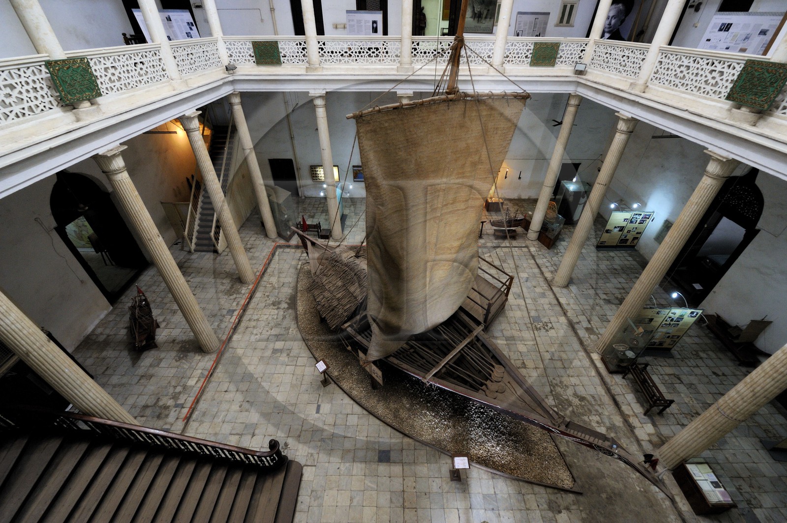 Tanzanie, archipel de Zanzibar, île de Unguja (Zanzibar), ville de Zanzibar, quartier Stone Town, classé Patrimoine Mondial de l' UNESCO, le Beit El-Ajaib ou Maison des Merveilles abrite le Zanzibar National Museum of History &Culture, un dhow (boutre traditionnel)