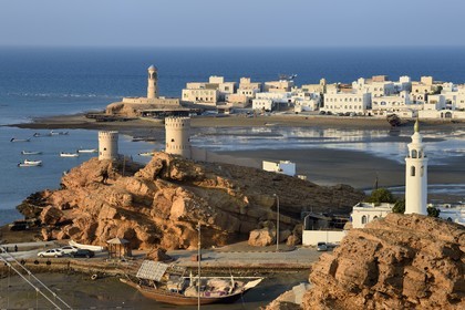 Sultanat d'Oman, gouvernorat de Ash Sharqiyah, ville et port de Sour, le vieux quartier de pêcheurs de Al Ayjah et son phare