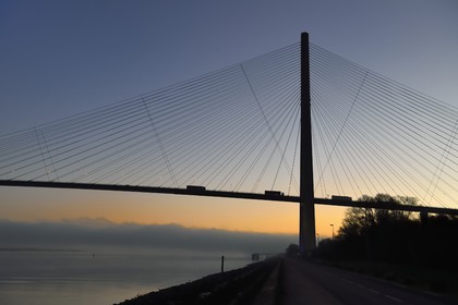 France, entre Calvados (14) et Seine-Maritime (76), le Pont de Normandie à l'aube, il enjambe la Seine pour relier les villes de Honfleur et du Havre