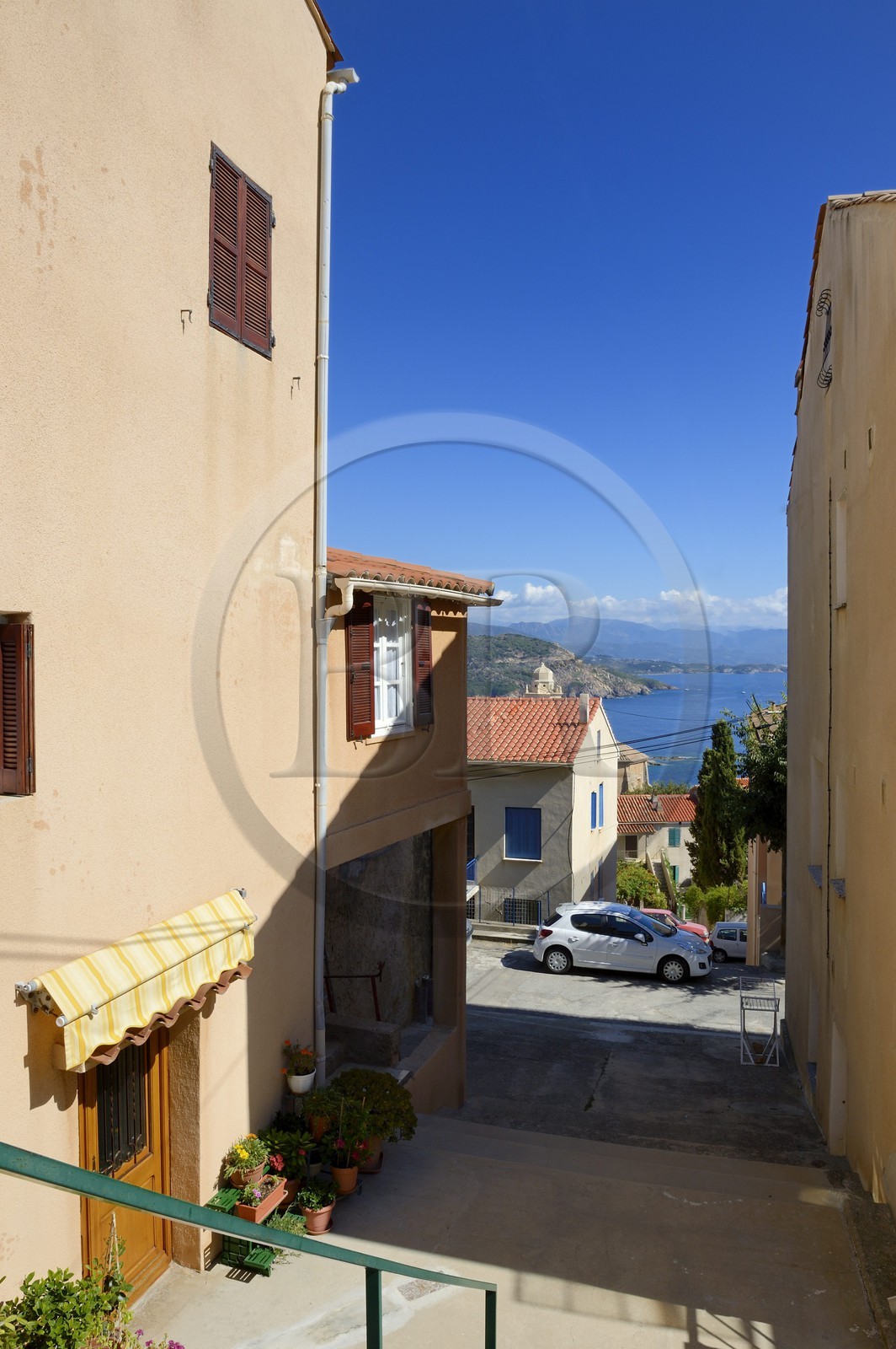 France, Corse-du-Sud (2A), Cargèse, une des rues en escalier descendant vers la mer