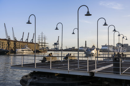 Italy, Liguria, Genoa, the romantic promenade at the end of the quay of Porto Antico (Old Port) and the Lanterna lighthouse overlooking the commercial port