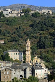 France, Haute-Corse (2B), Castagniccia, village de La Porta, l’église baroque Saint-Jean-Baptiste et le village de Quercitello (U Quercitellu) en hauteur