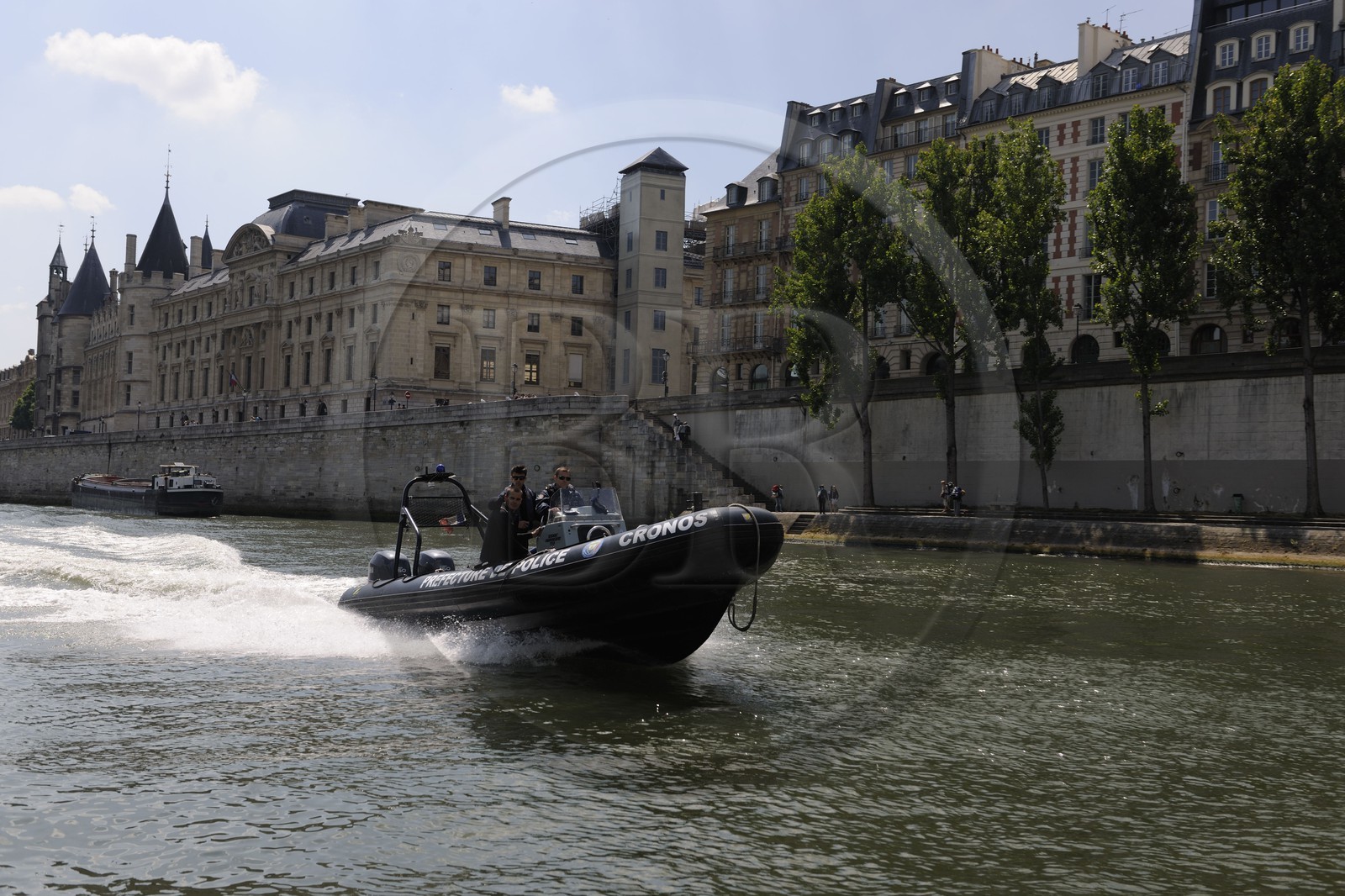 France, Paris (75), la brigade fluviale de la préfecture de Police en patrouille sur la Seine devant l'Ile de la Cité