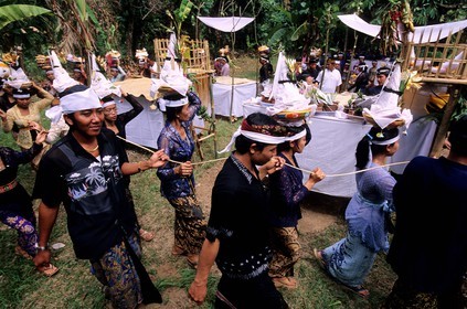 Indonésie, île de Bali, région de Tirtagangga, procession de funérailles