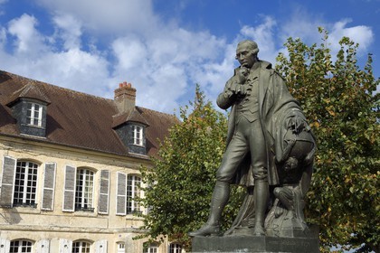 France, Calvados (14), Pays d'Auge, Beaumont-en-Auge, statue de Pierre-Simon de Laplace, mathématicien, astronome, physicien et homme politique