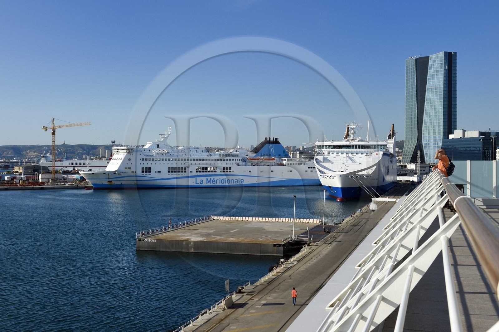 France, Bouches-du-Rhône (13), Marseille, Zone Euroméditerranée, quartier La Joliette, les Terrasses du Port et la tour CMA CGM de l'architecte Zaha Hadid en arrière plan