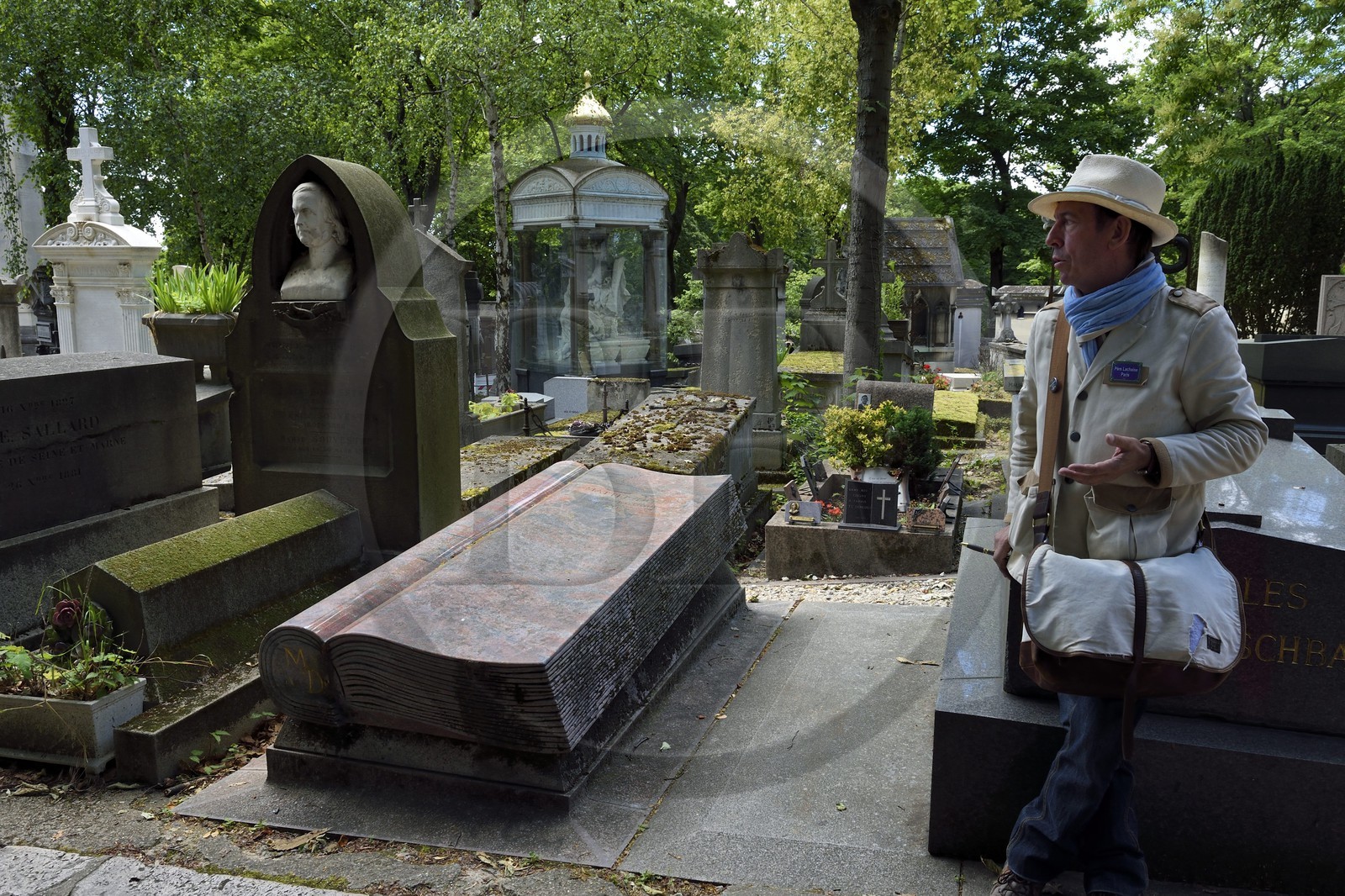 France, Paris (75), cimetière du Père-Lachaise, future tombe en forme de livre du sociologue Mattei Dogan (non décédé en 2014)