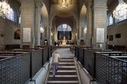 France, Haute-Loire (43), Le Puy-en-Velay, étape des chemins de Compostelle, la cathédrale Notre-Dame-de-l'Annonciation du XIIe siècle classée Patrimoine Mondial de l'UNESCO, escalier extérieur débouchant devant le choeur et la statue de Marie portant son enfant surnommée La vierge noire (XVIIe siècle)