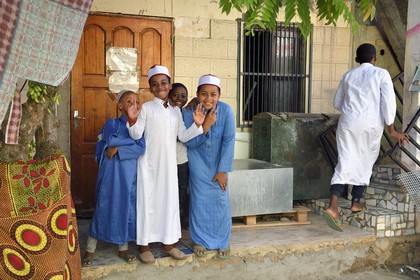 France, Ile de Mayotte, Grande-Terre, Sada, enfants portant un kofia brodé, chapeau traditionnel comorien, au sortir de la madrassa