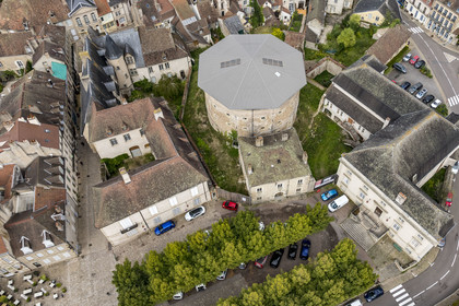 France, Saône-et-Loire (71), Autun, le musée Rolin actuel à gauche sera étendu aux deux batiments voisins qui bordent la place Saint-Louis: la prison circulaire du XIXe siècle et l’ancien Palais de Justice à droite (vue aérienne)