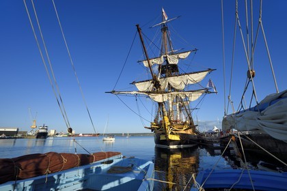 France, Finistère (29), port de Brest, la frégate L'Hermione, réplique du trois-mats qui transporta le marquis de Lafayette en Amérique en 1780, la proue