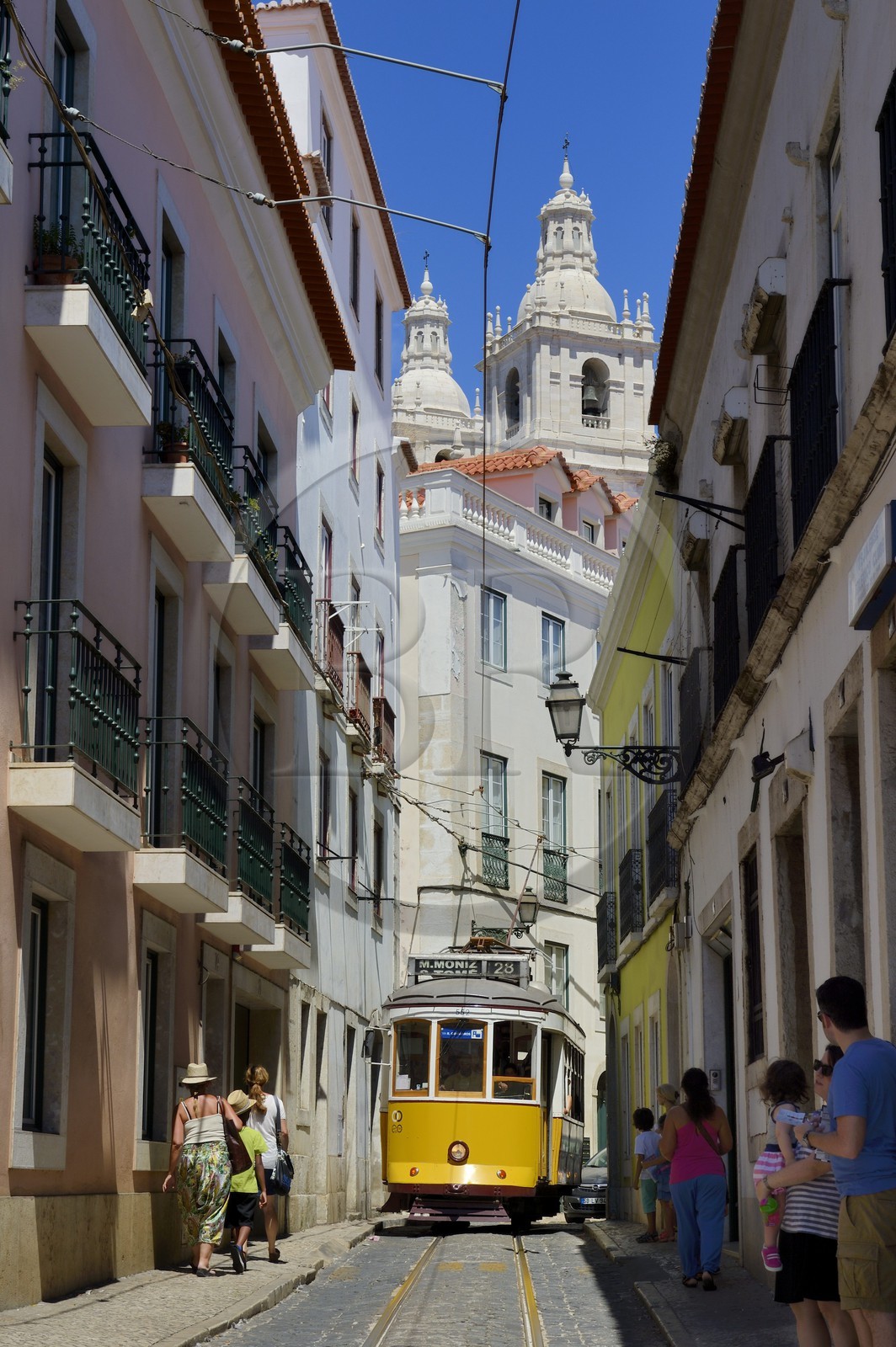 Portugal, Lisbonne, quartier de l'Alfama, tramway (electricos) le long de la Rua das Escolas Gerais avec la tour de l'église de Sao Vicente de Fora