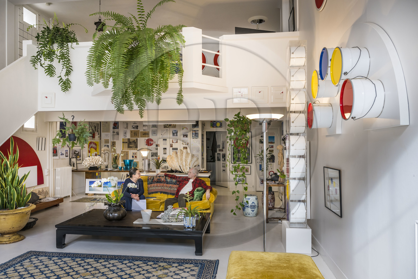 France, Paris (75), l'artiste plasticien Jean-Pierre Raynaud dans son appartement atelier