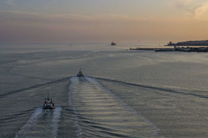 France, Loire-Atlantique (44), Estuaire de la Loire, Saint-Nazaire, remorqueurs portuaires allant rejoindre un navire