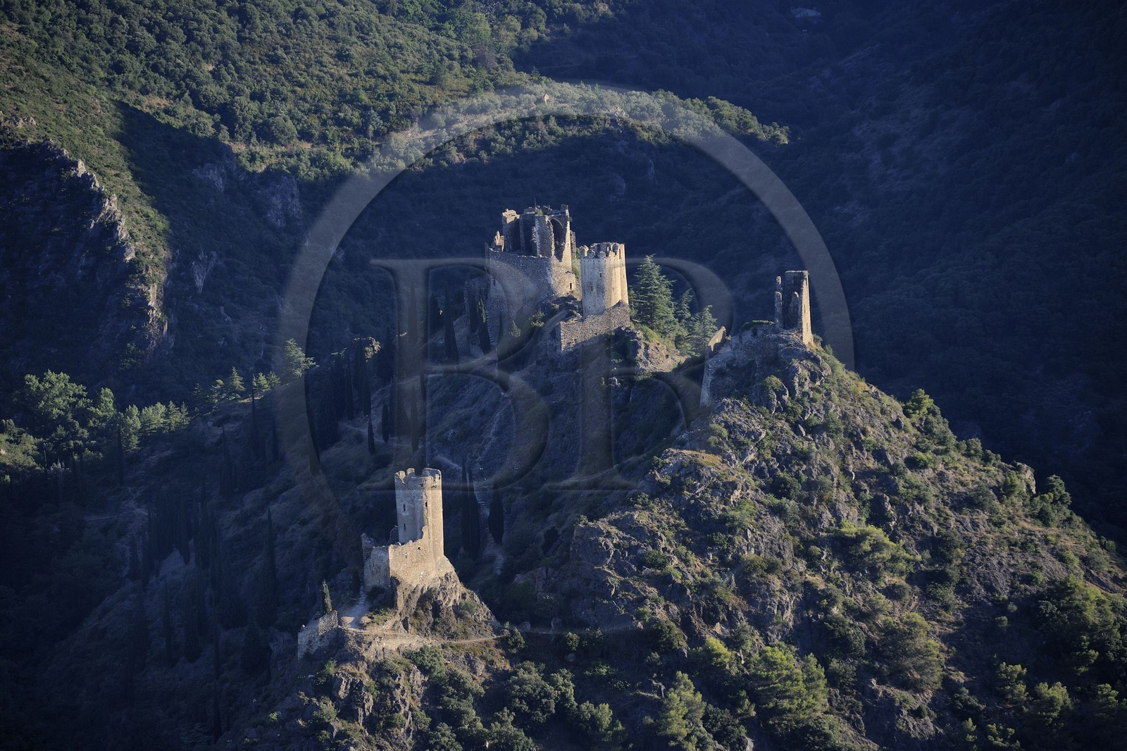 France, Aude (11), les tours du château cathare de Lastours (vue aérienne)