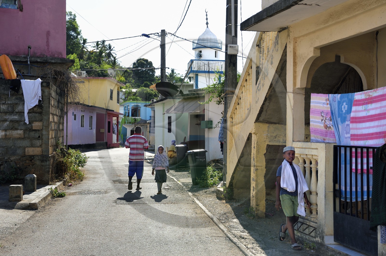 France, Ile de Mayotte, Grande-Terre, Sada, enfant portant un kofia brodé, chapeau traditionnel comorien