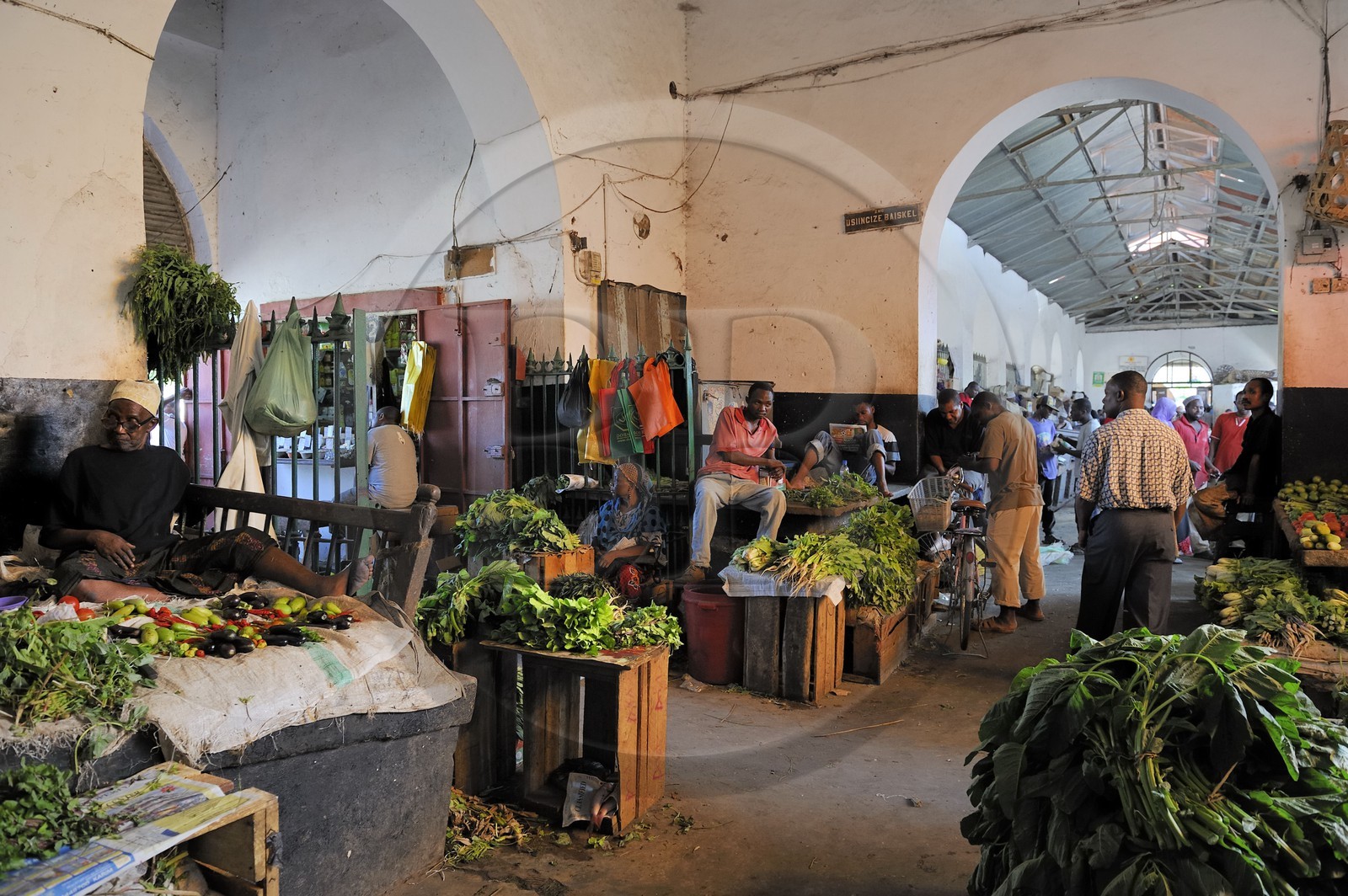 Tanzanie, archipel de Zanzibar, île de Unguja (Zanzibar), ville de Zanzibar, quartier Stone Town, classé Patrimoine Mondial de l' UNESCO, le marché de Darajani, étal de légumes