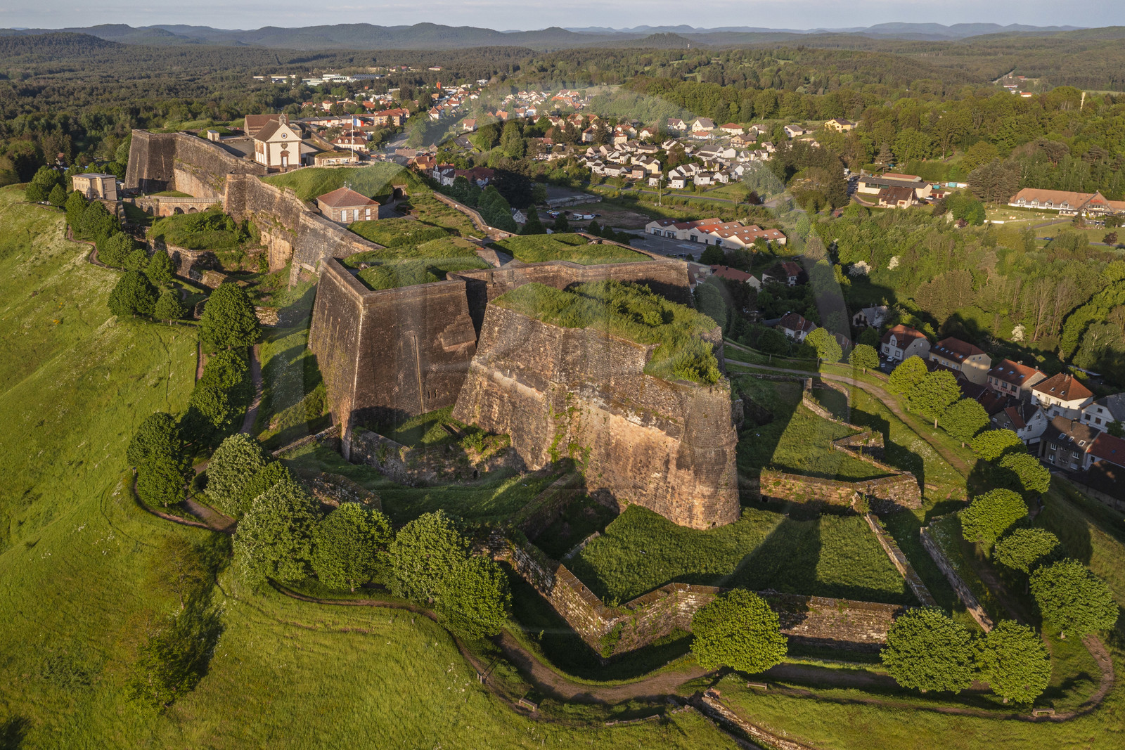 France, Moselle (57), Parc régional des Vosges du nord, Bitche, la citadelle fortifiée par Vauban (vue aérienne)