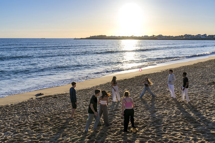 France, Vendée (85), Saint-Gilles-Croix-de-Vie, adolescents jouant au ballon sur la Grande Plage sur le Remblai